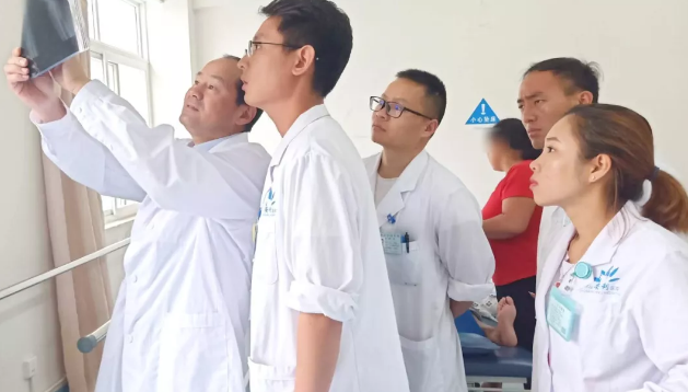 云南省康復三級體系項目中心葉斌團隊到保山安利醫(yī)院進行學科建設、業(yè)務指導及板橋中心衛(wèi)生院示范單位評審驗收并授牌