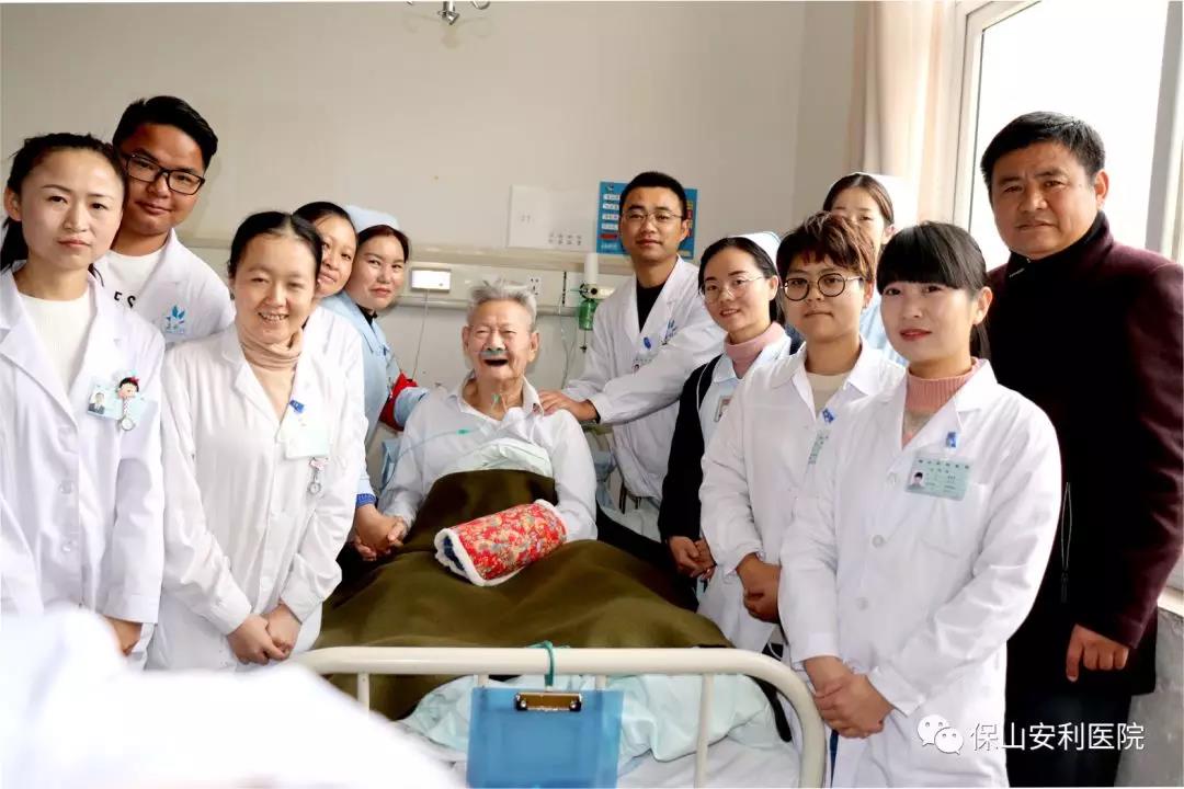 97歲八路老戰(zhàn)士身患多種疾病，常年住院視醫(yī)院為家，醫(yī)護(hù)為親人