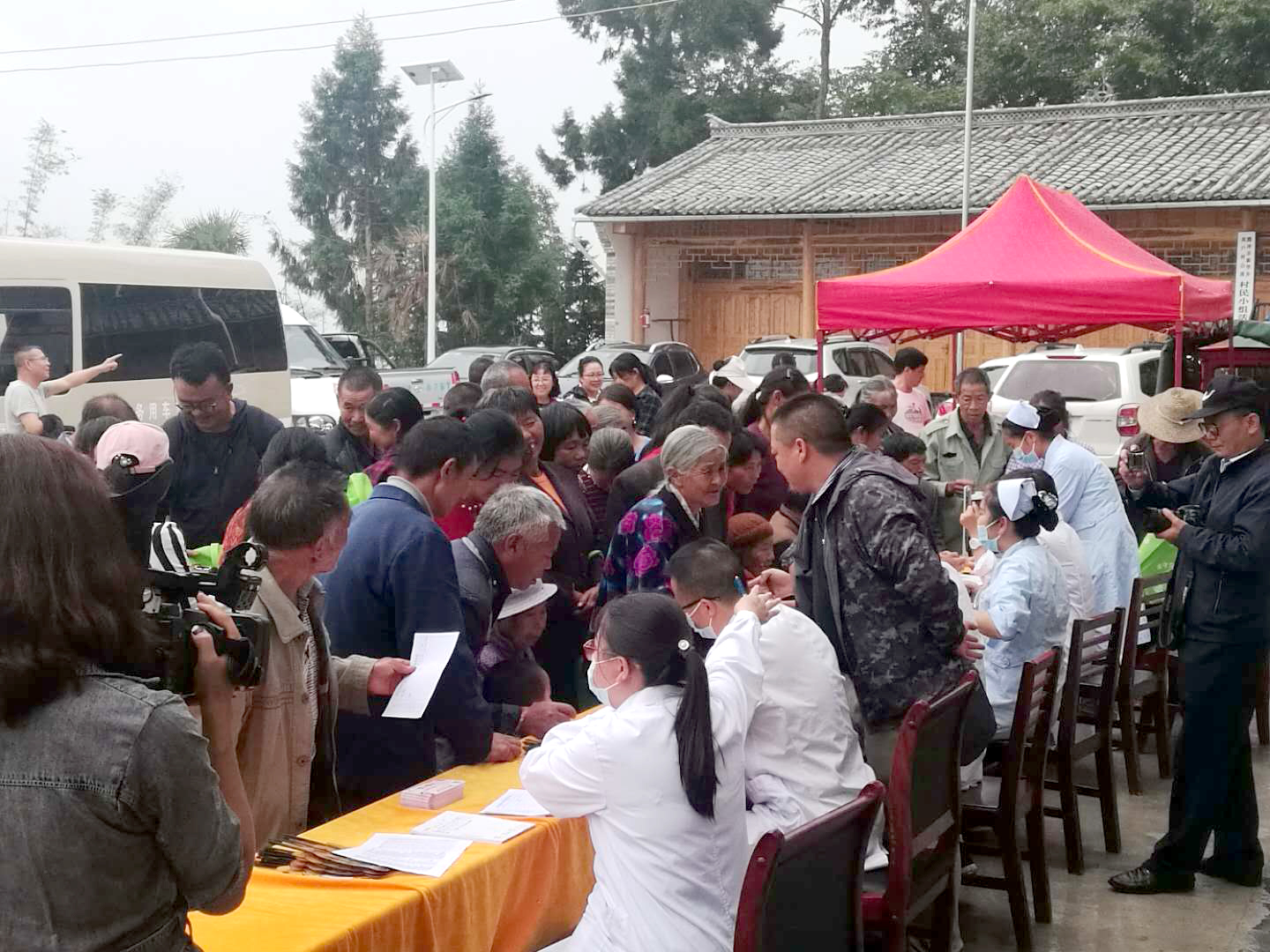 保山市政協(xié)聯(lián)合保山安利醫(yī)院赴騰沖市新華鄉(xiāng)邦戶(hù)村開(kāi)展助推脫貧攻堅(jiān)義診活動(dòng)