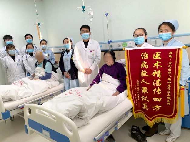 溫暖的陪伴、細(xì)心的照顧，兩位老人感恩贈錦旗！