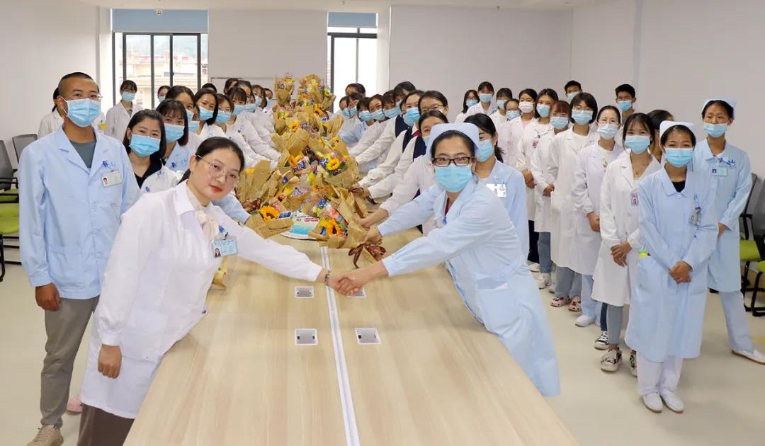 【保山安利醫(yī)院】雙節(jié)同慶，用祝福和鮮花感謝默默付出的治療師和教師們