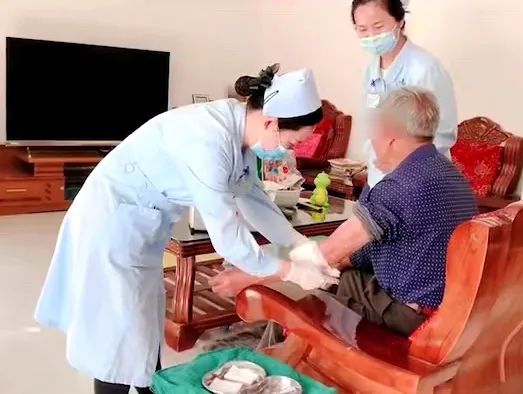 【保山安利醫(yī)院】82歲爺爺與老伴居家，在院手術(shù)后換藥不便，居家護(hù)理上門(mén)服務(wù)解難題