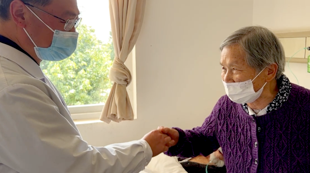 【保山安利醫(yī)院】百歲老人15年后再次到院做手術(shù)，老伴深表謝意“感謝你們給了他第二次生命”！