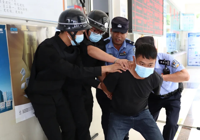 警醫(yī)聯(lián)動丨反恐防暴應急演練，筑牢醫(yī)院安全防線