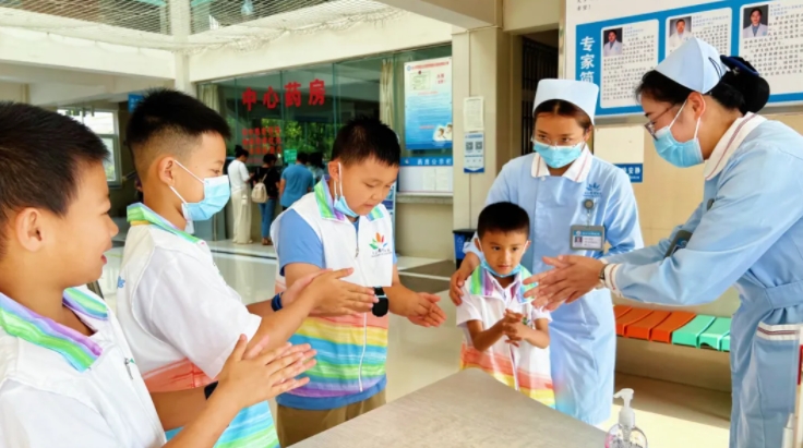 保山安利醫(yī)院暑期志愿者活動(dòng)紀(jì)實(shí)：愛心橋梁，溫暖傳遞