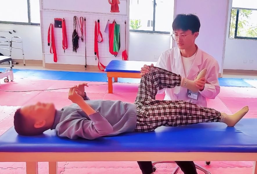 西藏12歲腦癱女孩千里求醫(yī)，綜合康復(fù)治療顯成效