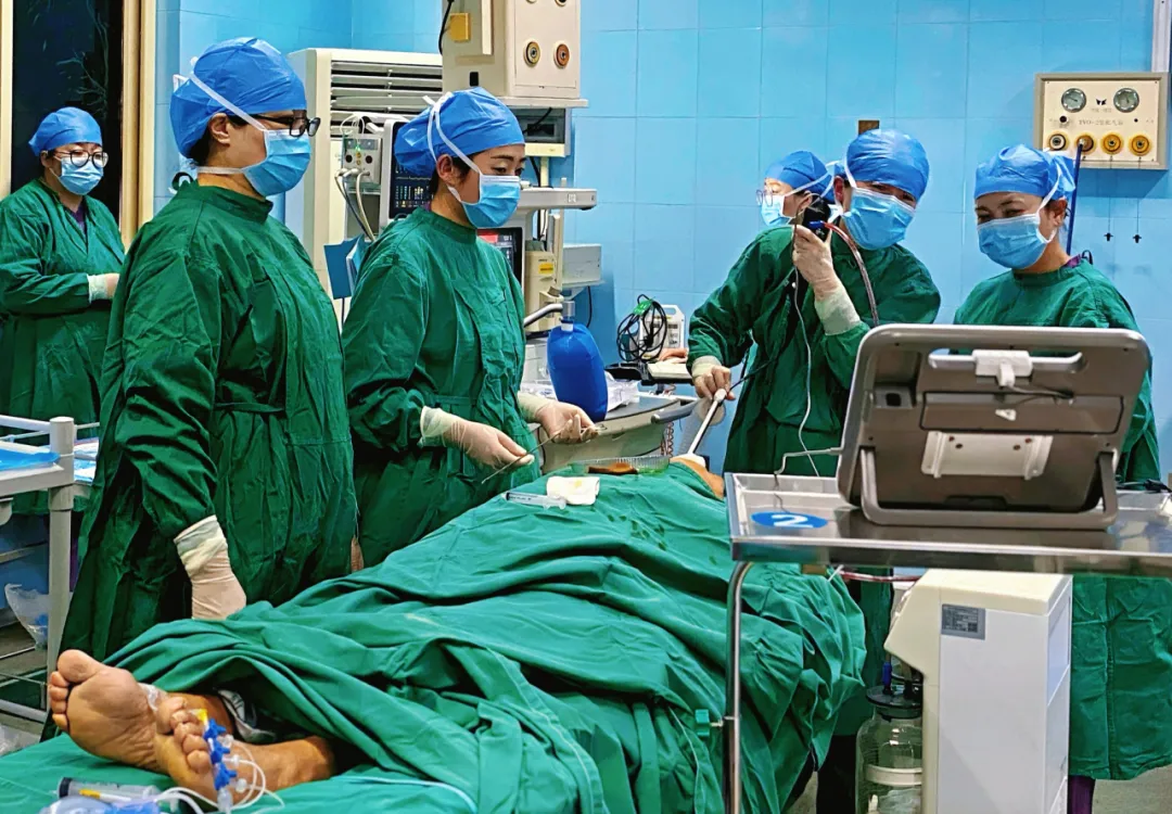 突破！我院成功開(kāi)展首例“經(jīng)硬質(zhì)支氣管鏡下硅酮支架植入術(shù)”和“支氣管徑向超聲檢查術(shù)”