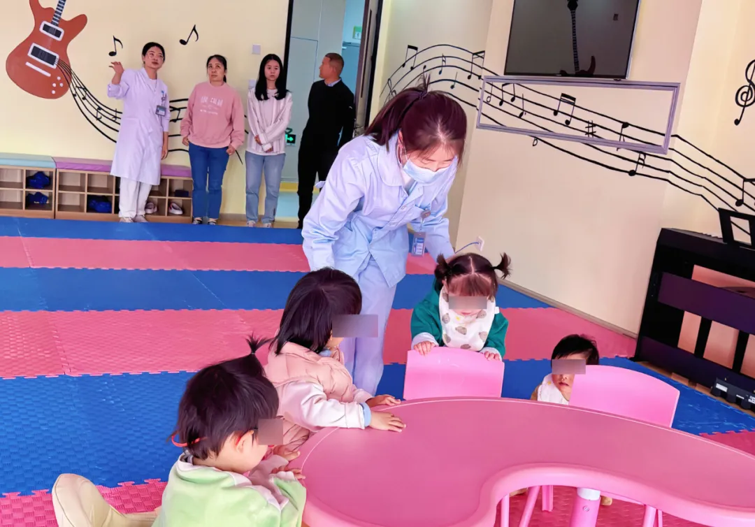 隆陽(yáng)特殊教育學(xué)校與保山安利醫(yī)院共探