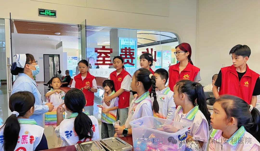 化身小小中醫(yī)師！保山安利醫(yī)院暑期職業(yè)體驗(yàn)，探秘三伏貼的奇妙旅程！