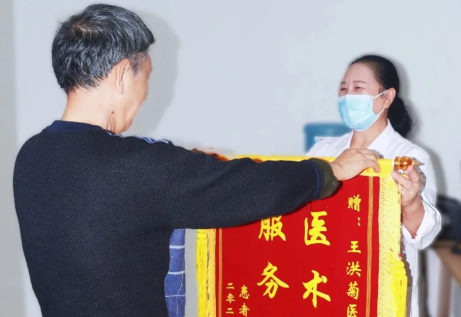 致敬醫(yī)者仁心 | 一面錦旗，一份信賴，一段暖心的醫(yī)患情